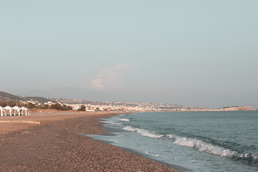 Morgonpromenad på stranden​