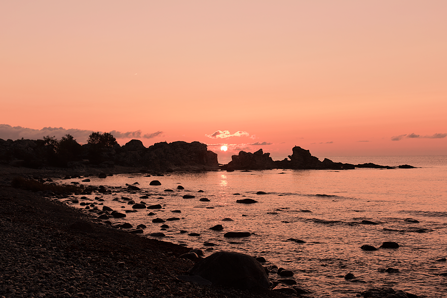 Raukar i soluppgång på Gotland