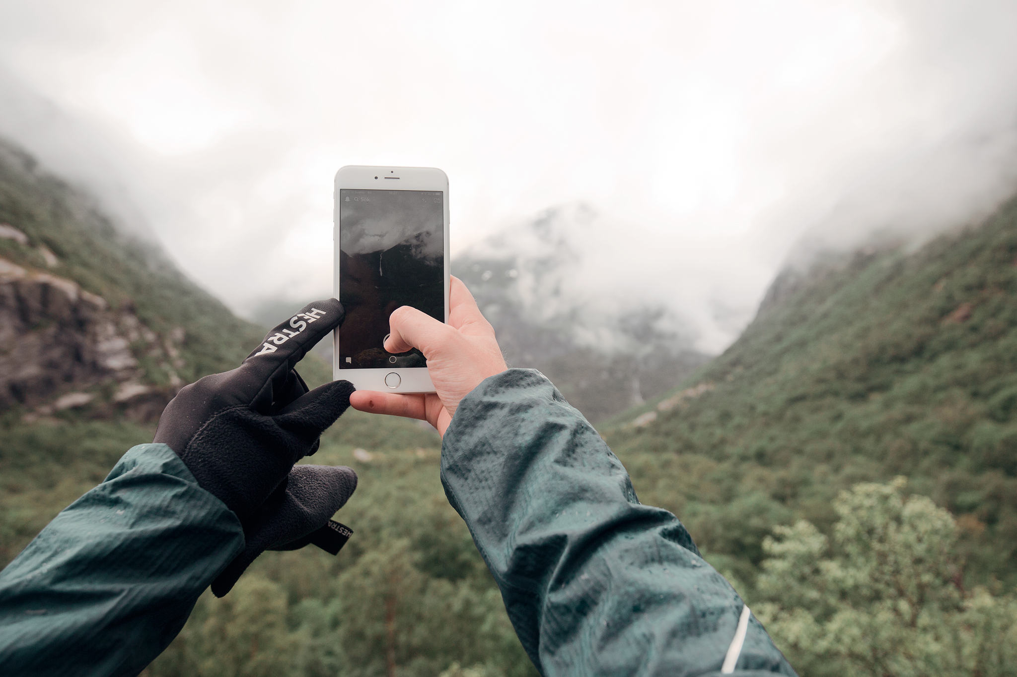 En mobiltelefon som fotograferar i Norge