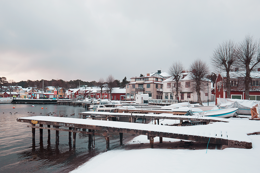 Hamnen i Sandhamn på vintern