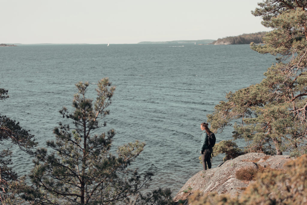 Utsikt över havet från vandringsled på Gålö.