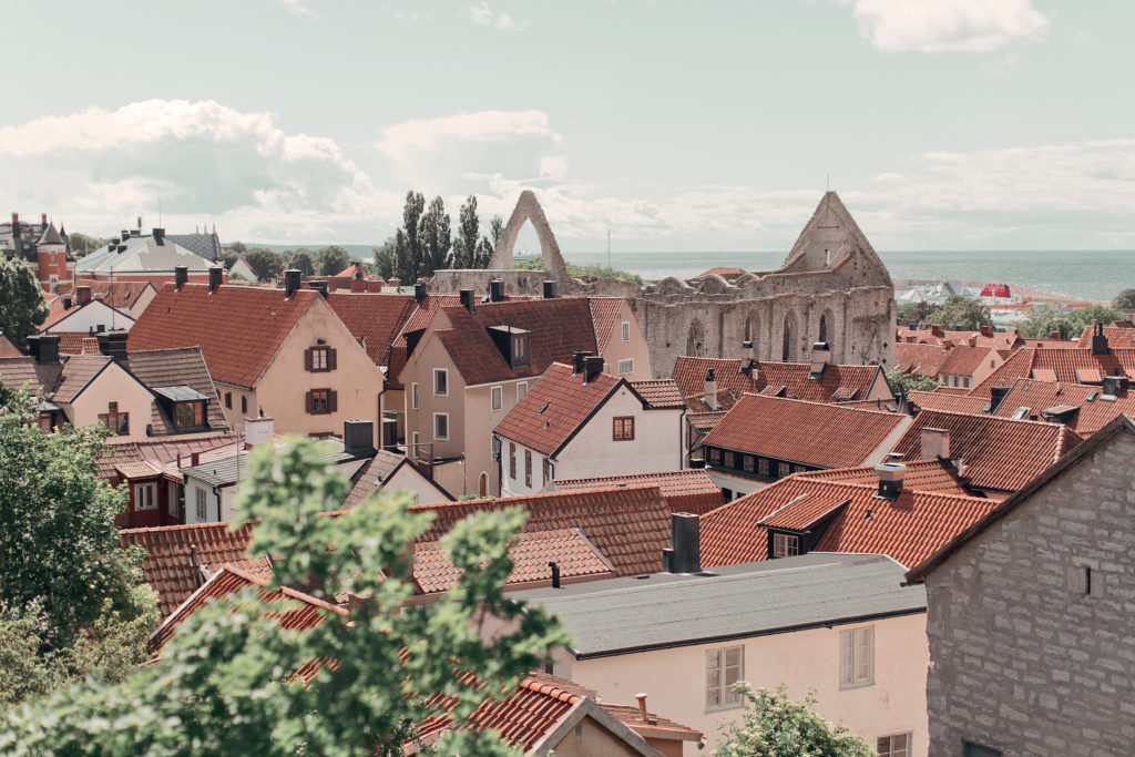 Utsikt över hustaken i Visby på Gotland