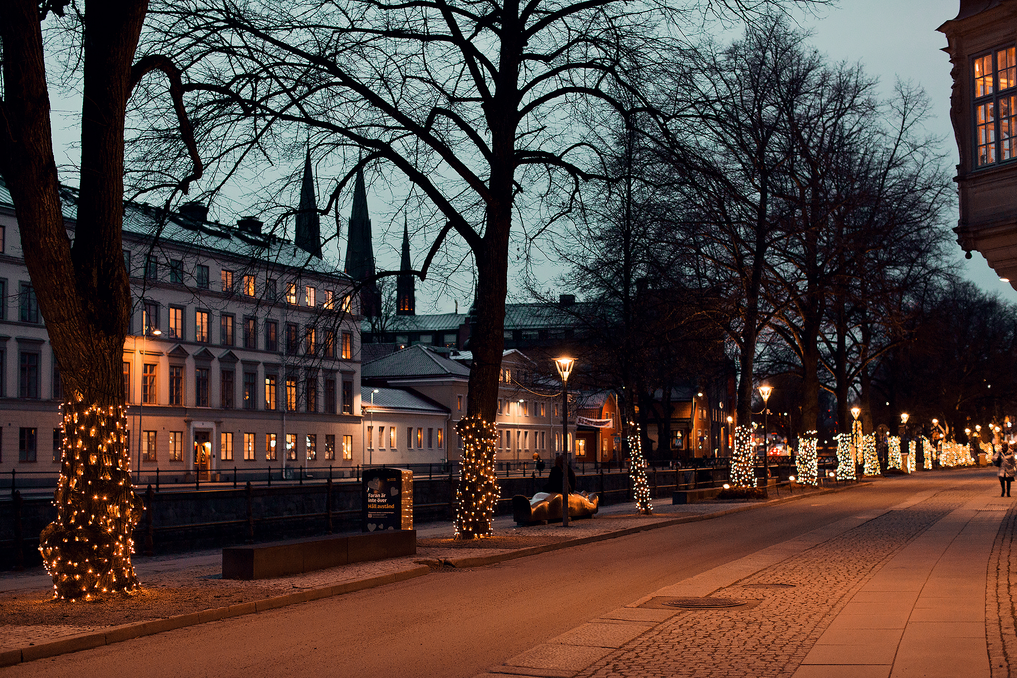 Ett julmysigt Uppsala i skymning​