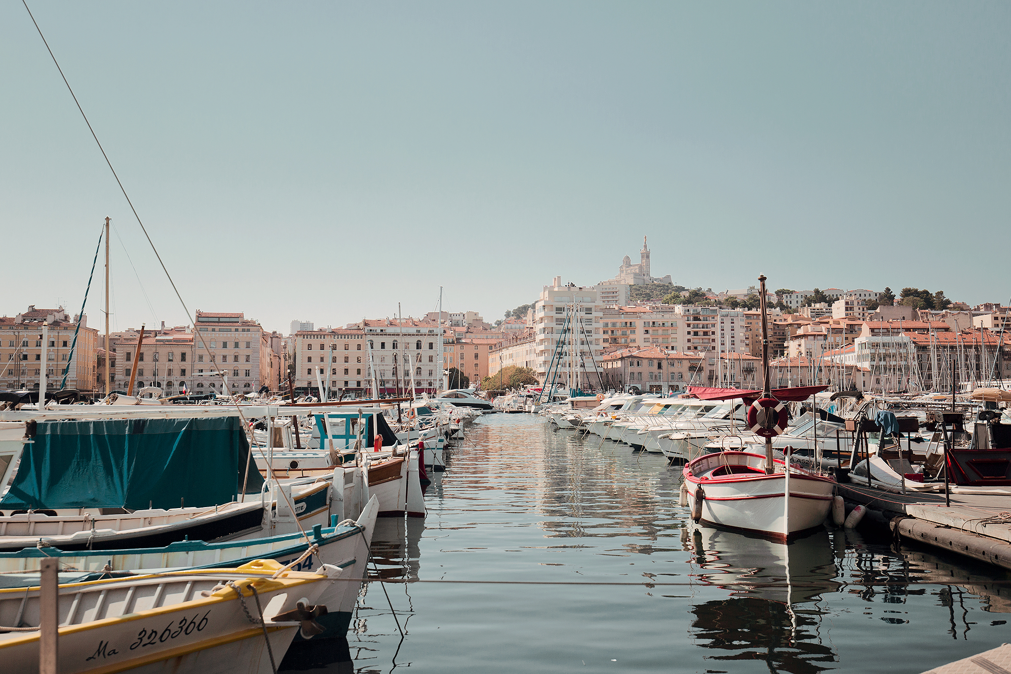 Promenad längs Marseilles hamn