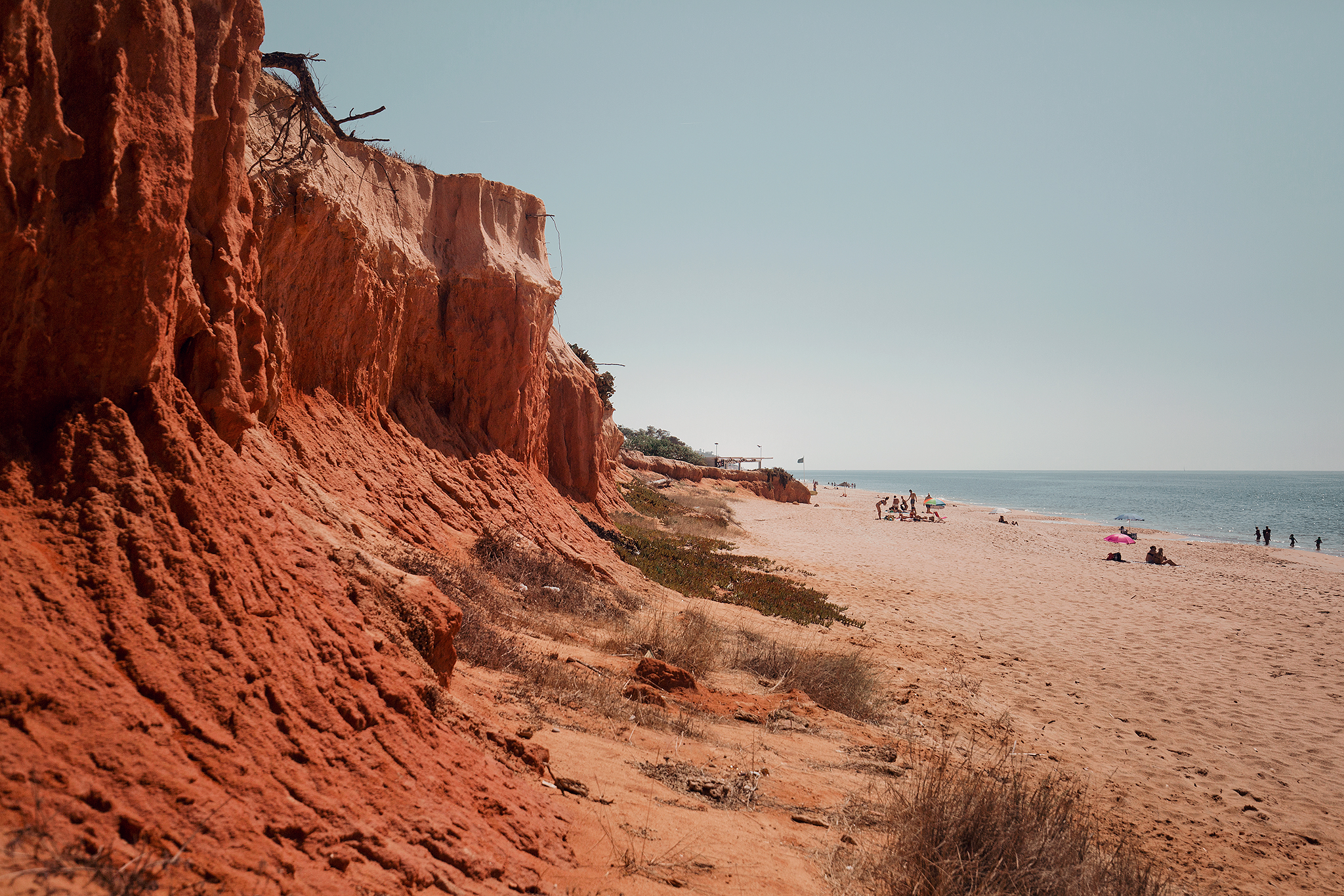 Restauranger och utflykter i Quarteria: Röda klippor på Praia do Almargem