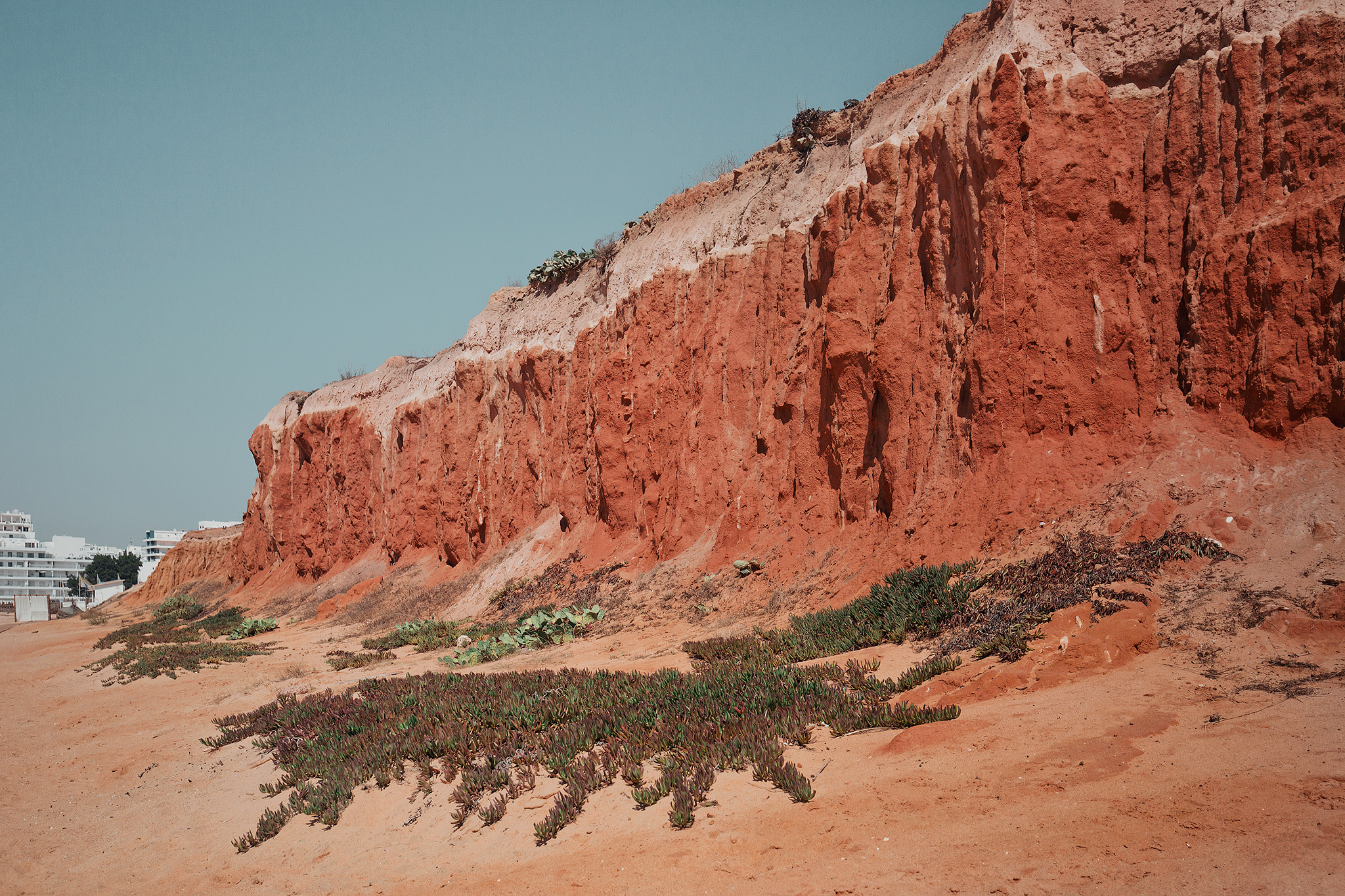 Restauranger och utflykter i Quarteria: Röda klippor på Praia do Almargem
