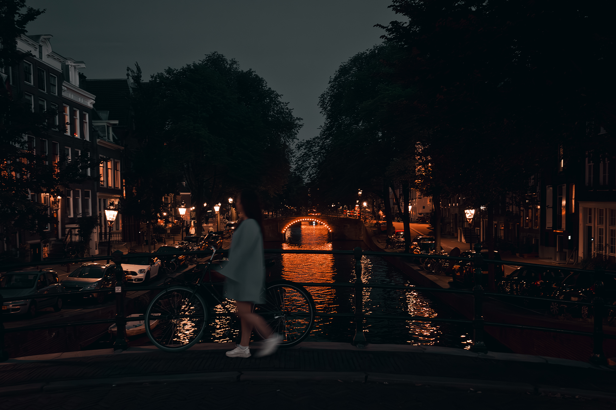 Amsterdams kanaler på kvällen
