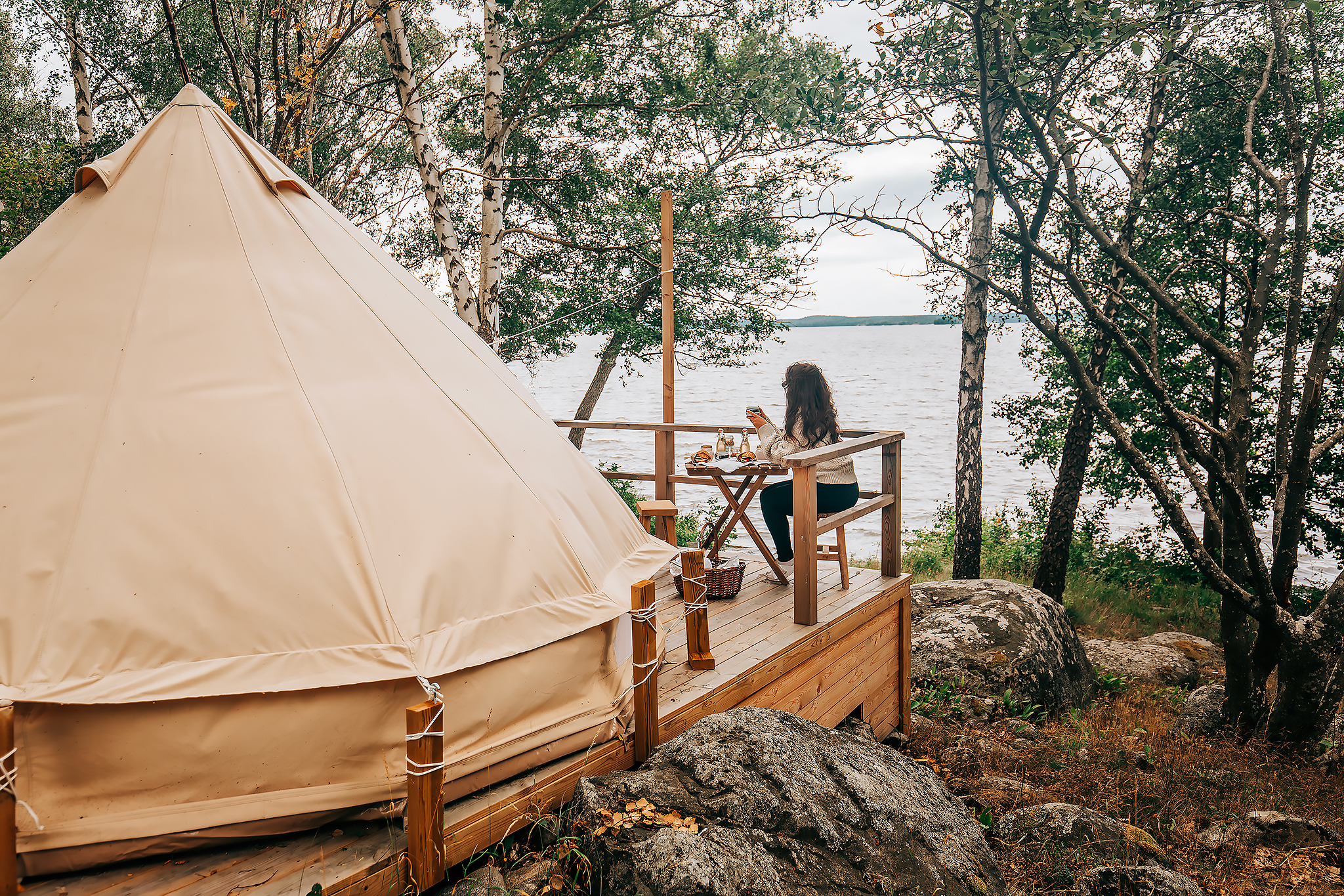 Frukostkorgen på glamping på Birka