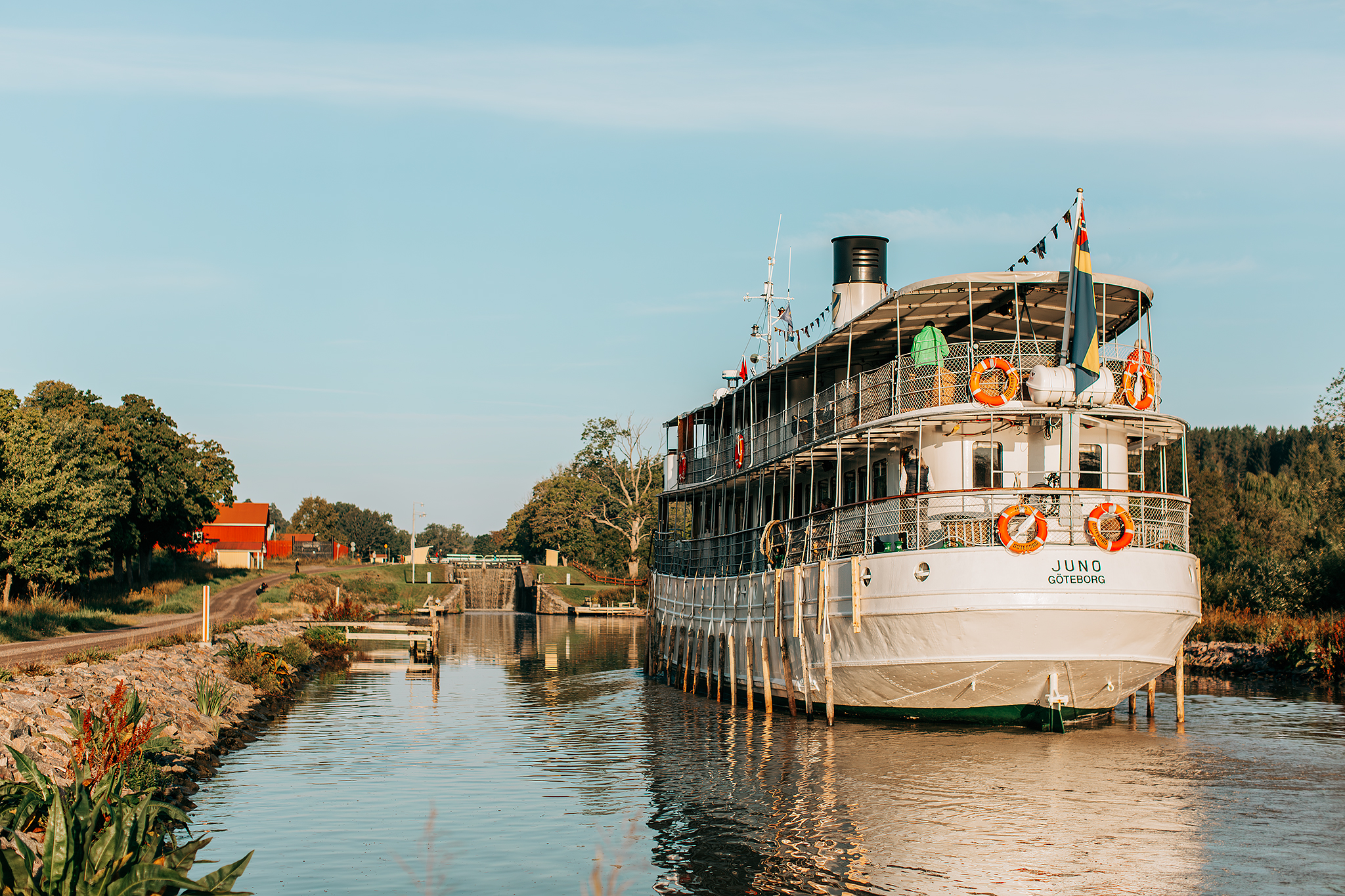 Morgonpromenad längs med Göta kanal​