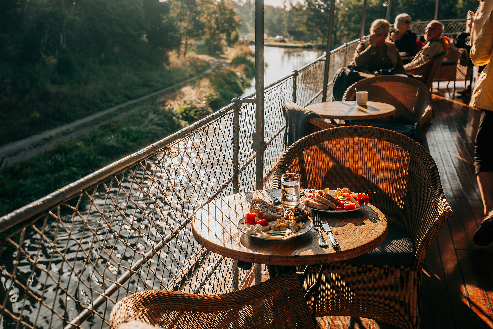 Frukost med utsikt över Göta kanal​