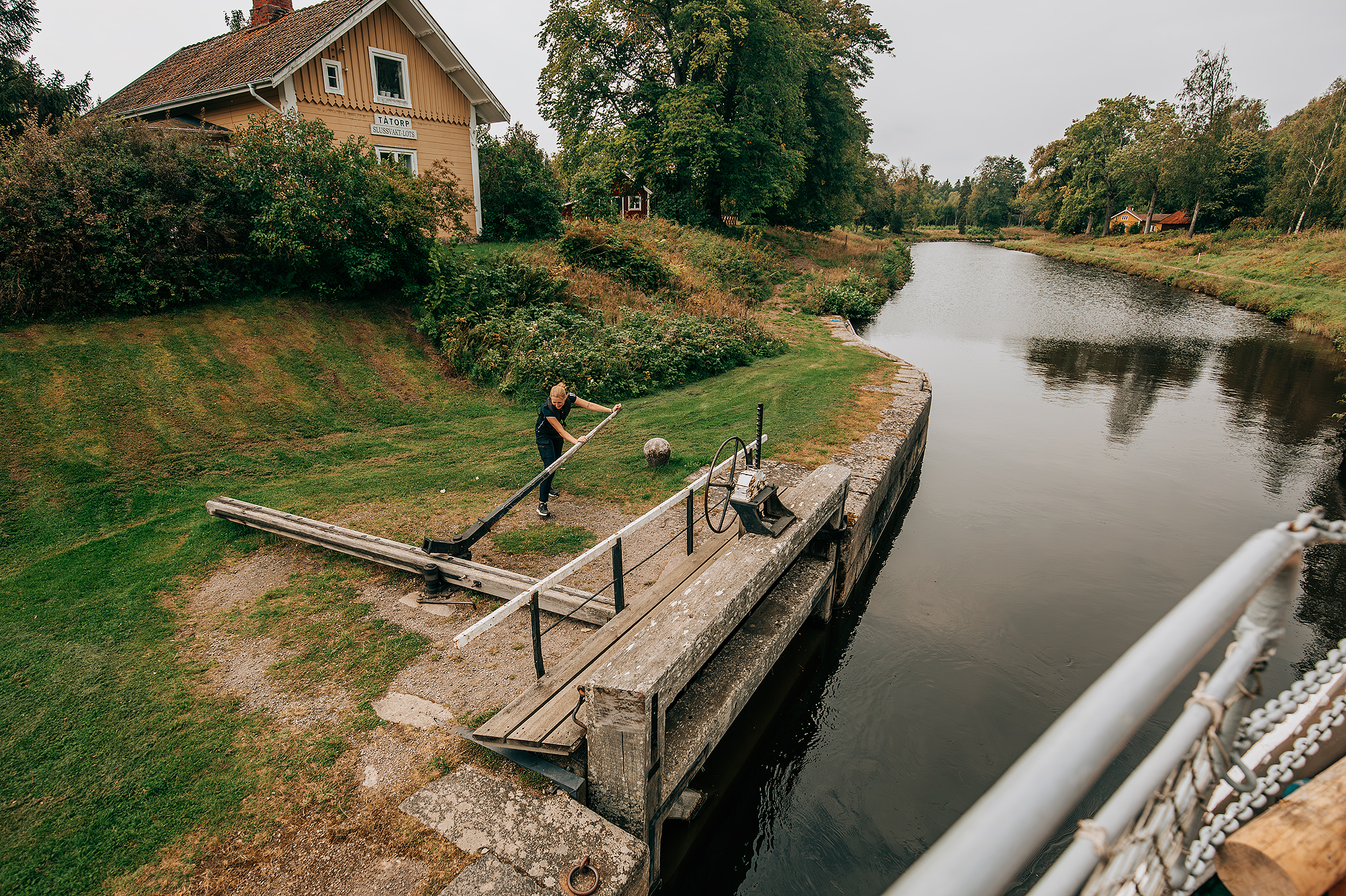 Handmanövrerad sluss på Göta kanal​