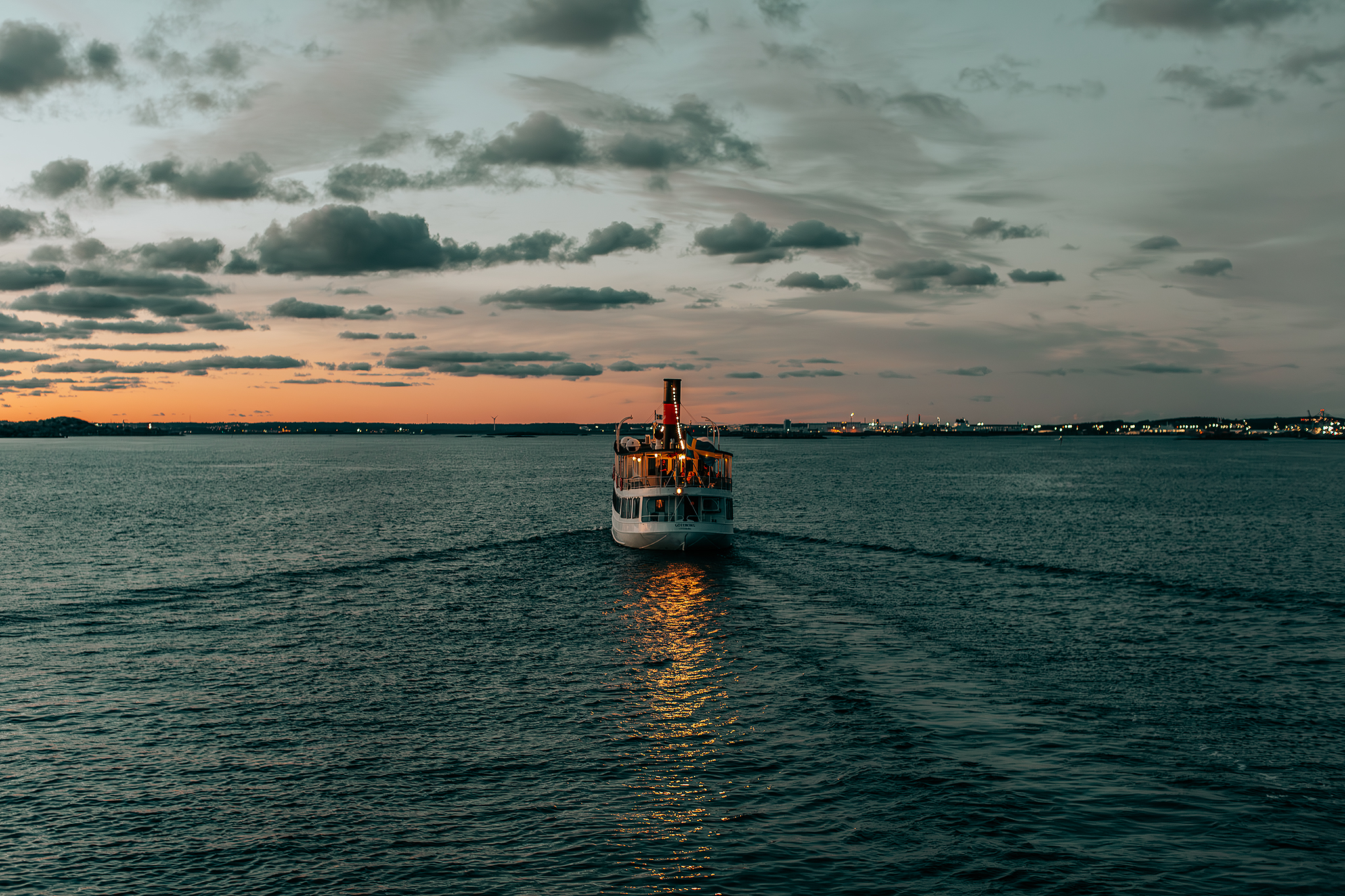 M/S Göteborg i skymningen​