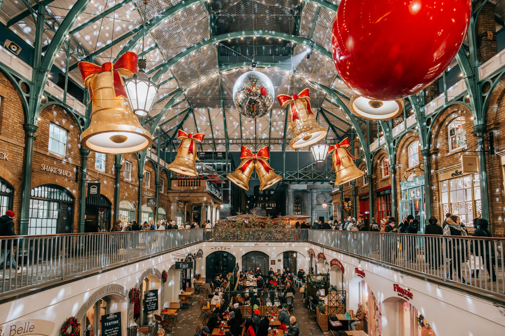 Julpynt på Covent Garden​ i London.